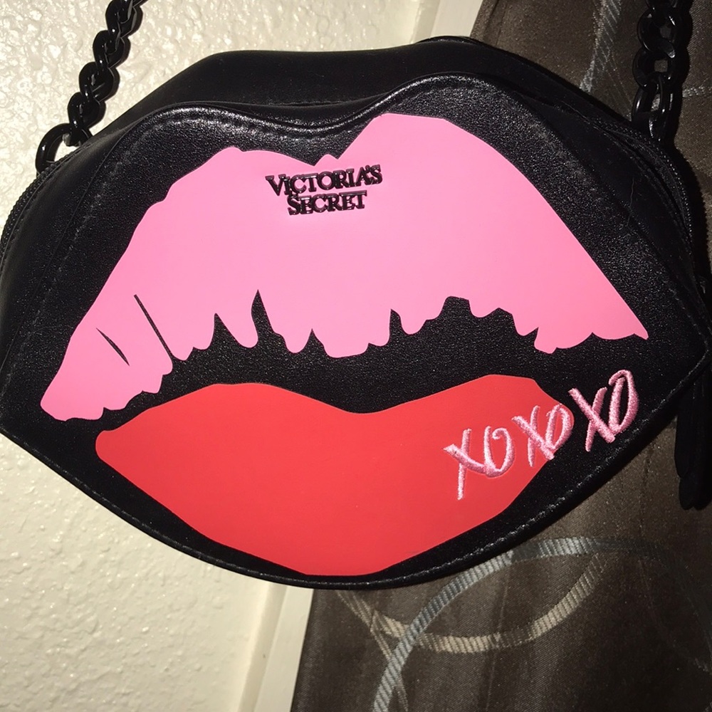 VS lips purse
